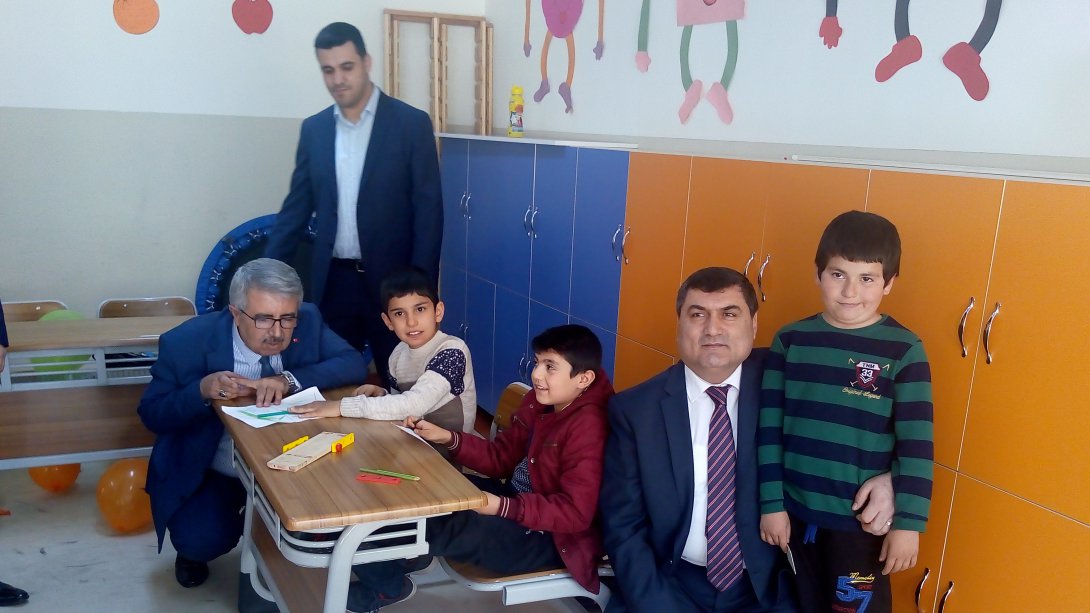 İlçe Kaymakamımız Kemal ŞAHİN´den Otizim Farkındalık Günü Münasebetiyle Otizimli Öğre