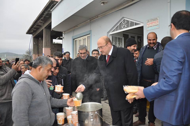 Belediye başkani sari ilk kahvaltisini çalişanlarla yapti