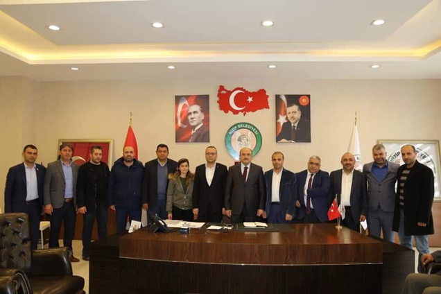 Gazetecilerden belediye başkani sari ya ziyaret