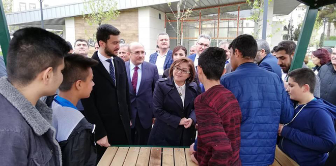 Başkan Şahin Nizip Millet Bahçesini gezdi