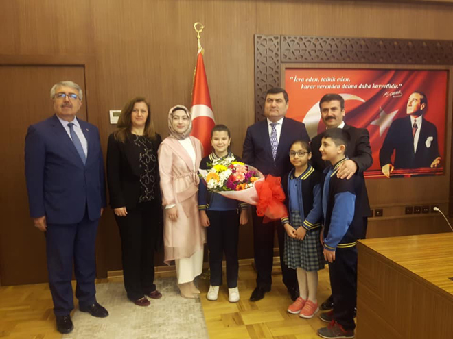 Öğrenciler makam koltuklarında