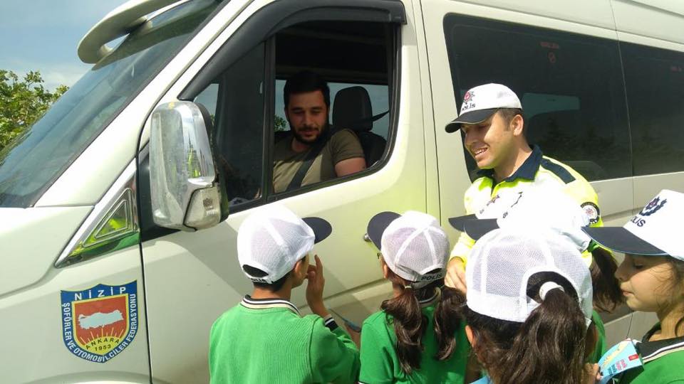 Minik öğrenciler trafik kontrolü yaptilar