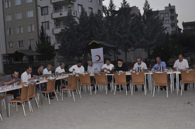 Kizilay dan iftar yemeği