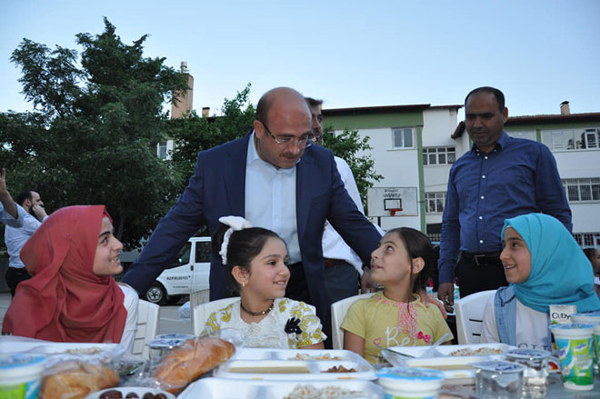 Başkan sari yetimlerle buluştu