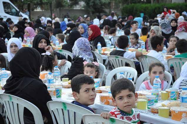 Nizipte suriyeli yetim çocuklara iftar