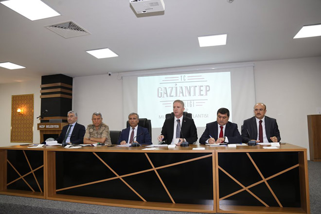 Vali gül muhtarlarla buluştu