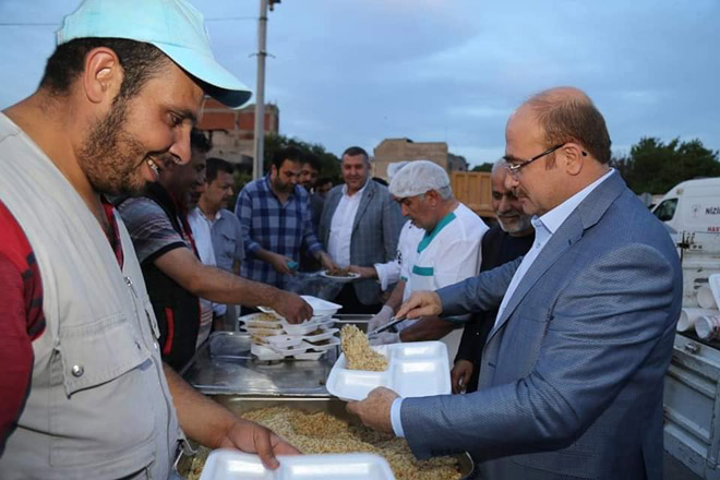 Belediye başkani sari işçilerle iftar yapti