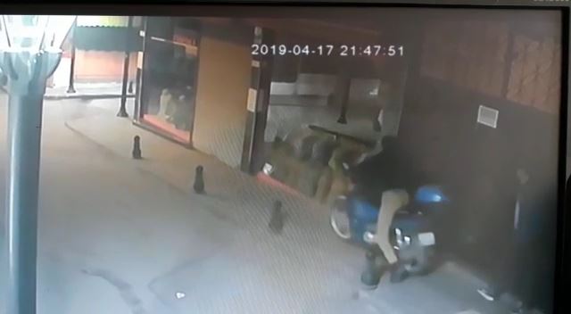 Motosiklet hirsizlari güvenlik kamerasinda