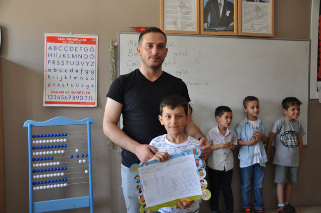 Nizipte öğrencilerin karne heyecani