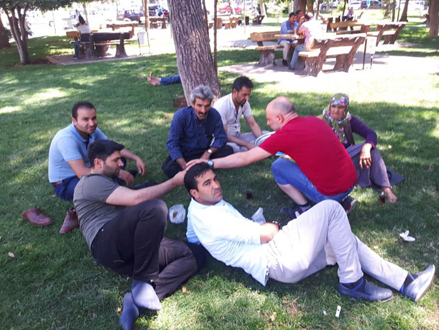 Vatandaşlar parklarda serinlemeye çalişti