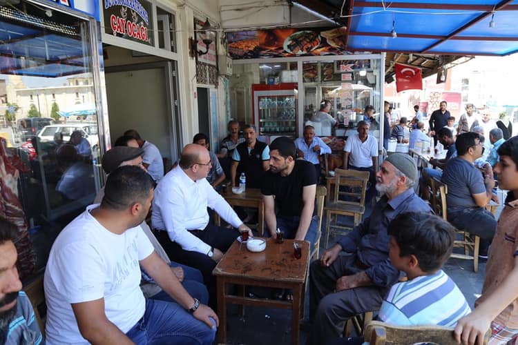 Başkan Sarı esnafı gezdi vatandaşlarla çay içti