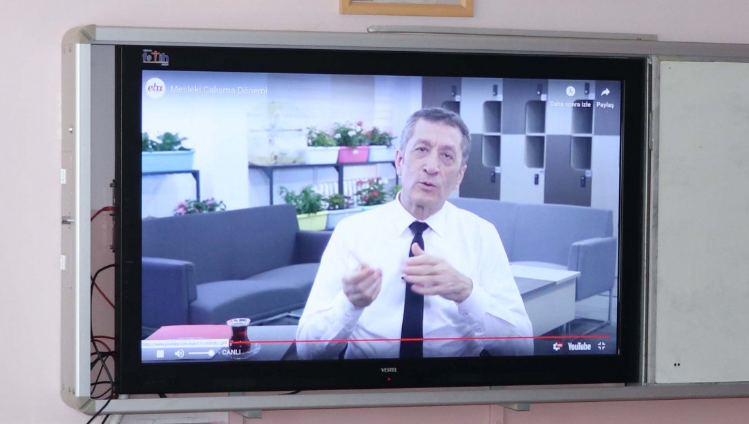 Milli Eğitim Bakanımız Sayın Ziya SELÇUK´u, Nizip Sosyal Bilimler Lisesi Öğretmenleri