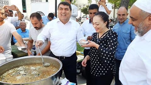 Sosyal yardimlaşma vakfi aşure dağitti
