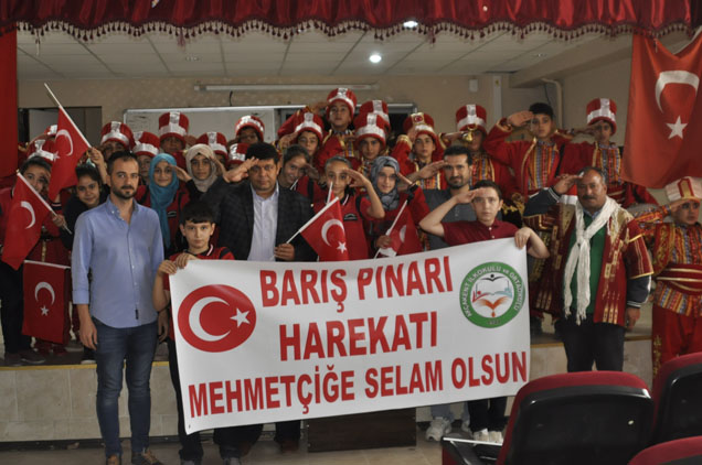 Öğrencilerden Mehmetçiğe Mehteranlı Selam
