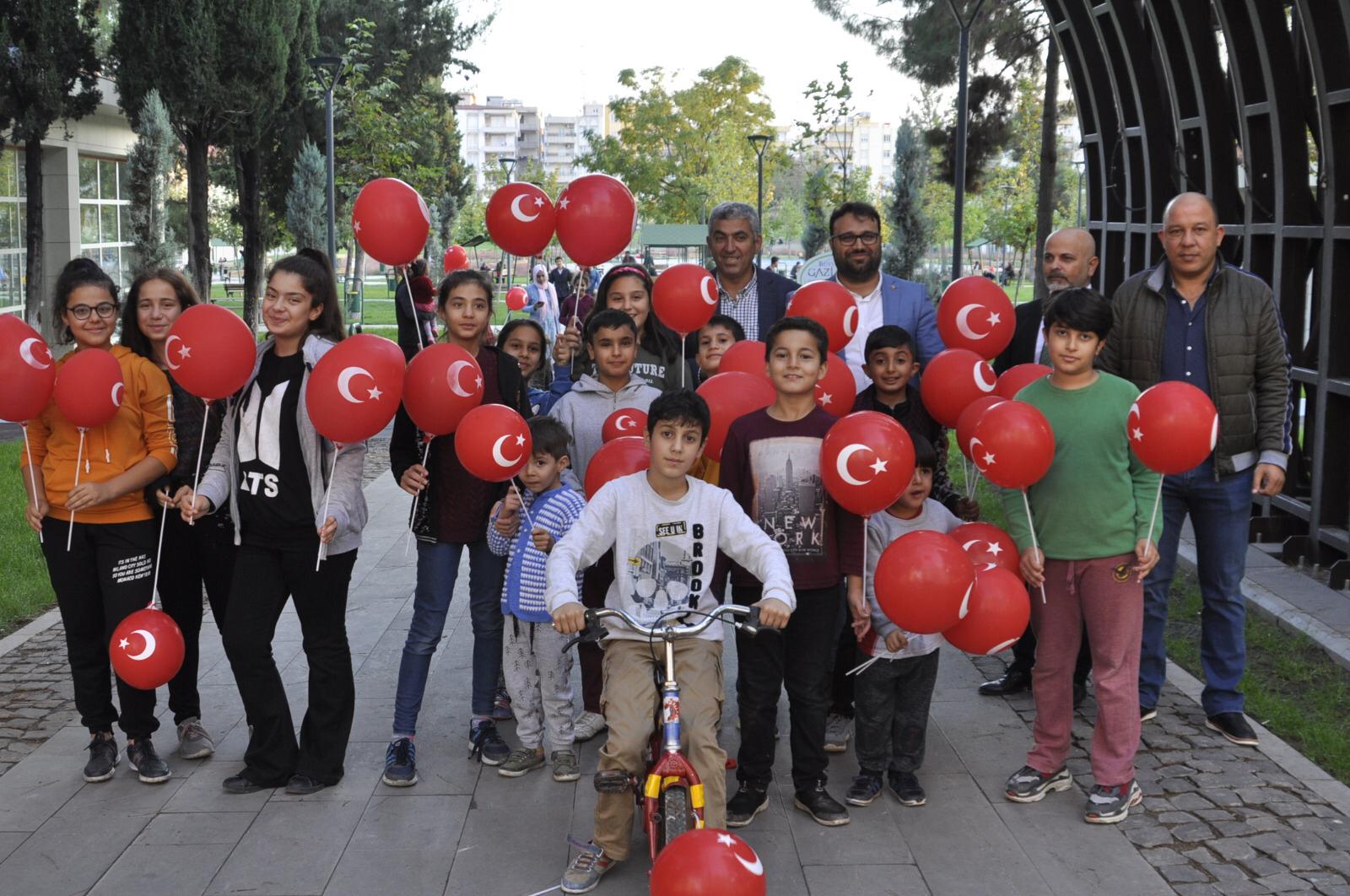 Millet Bahçesinde Ay Yıldızlı Balon dağıtıldı