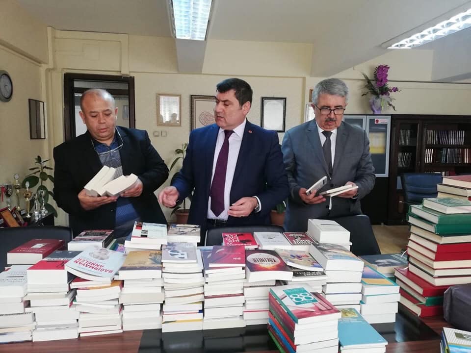 Bakan gül öğrencilere kitap gönderdi