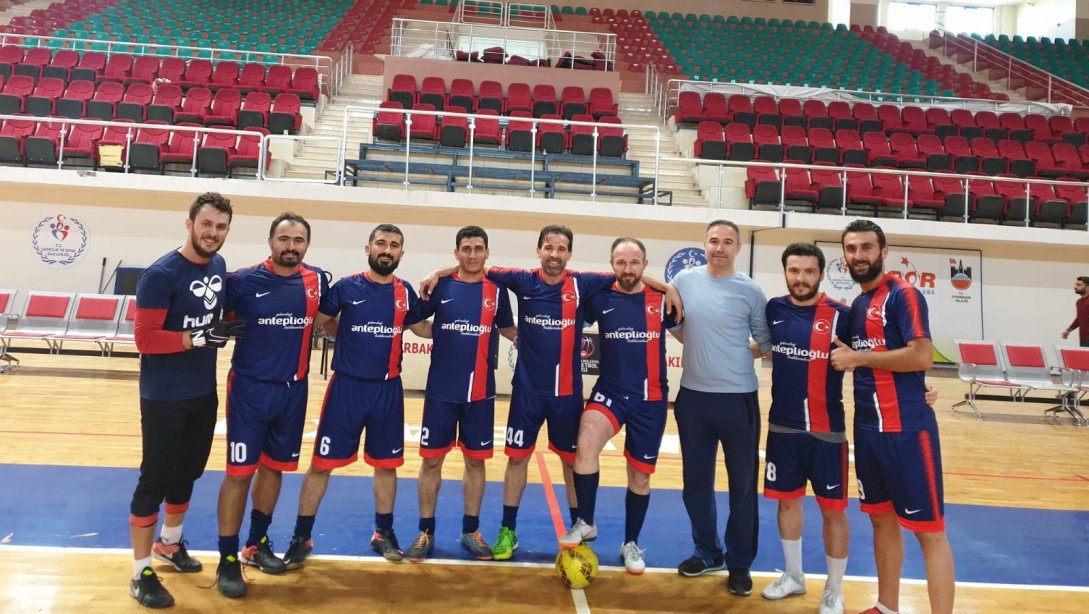 Salon Futbolunda Öğretmenlerimiz Bölge Şampiyonu Olarak Türkiye Finallerine Adlarını 