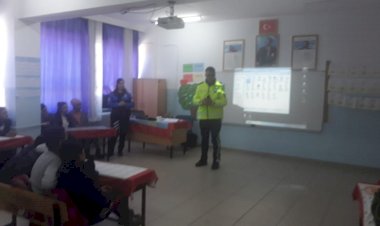 Polisler öğrencilerle birlikte