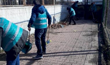 Hükümlüler okul temizliği yaptı Hükümlüler okul temizliği yaptı