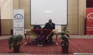 “Kur’ân-ı Kerim’i Okumanın ve Yaşamanın Önemi” konulu konferans “Kur’ân-ı Kerim’i Okumanın ve Yaşamanın Önemi” konulu konferans