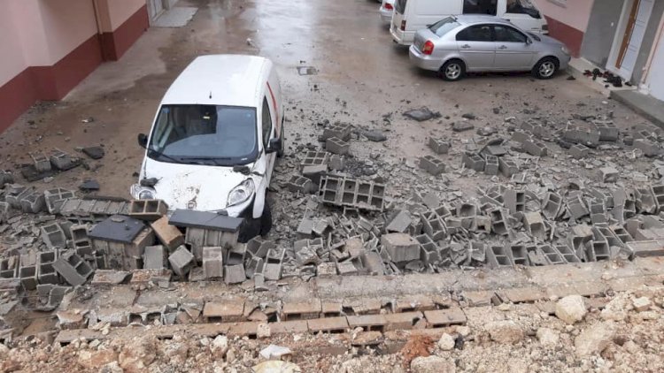 Nizip’te Yıldırım duvarı yıktı