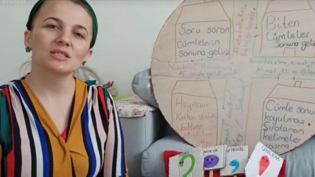 Müslüm Erdoğan İlkokulu Öğretmeni Öğrencilerine video ile ders anlatıyor.