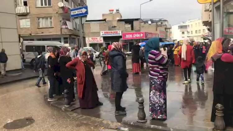 Nizip'te çocuk parasi kuyruğu