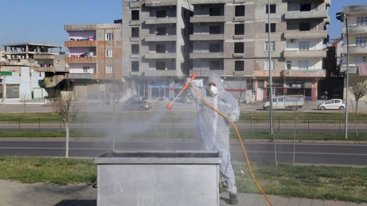 Nizip Belediyesi ekipleri tarafından çöp konteynerlerini dezenfekte ediyor Nizip Belediyesi ekipleri tarafından çöp konteynerlerini dezenfekte ediyor