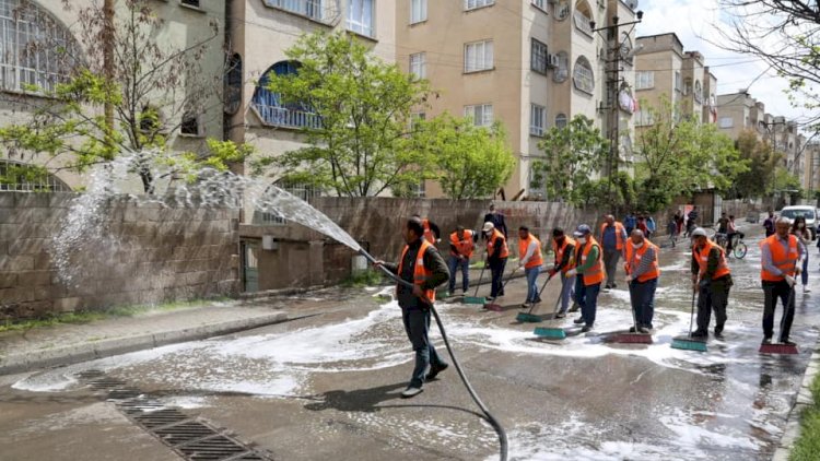 Nizip Belediyesi sokakları dezenfekte ediyor Nizip Belediyesi sokakları dezenfekte ediyor