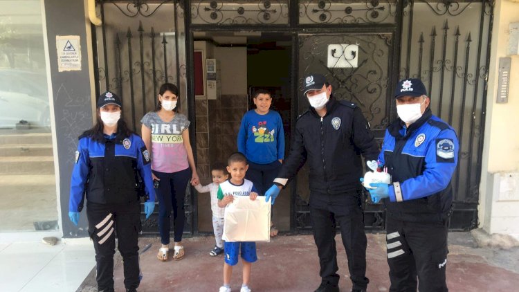 Polislerden 6 yaşındaki çocuğa doğum günü kutlaması Polislerden 6 yaşındaki çocuğa doğum günü kutlaması