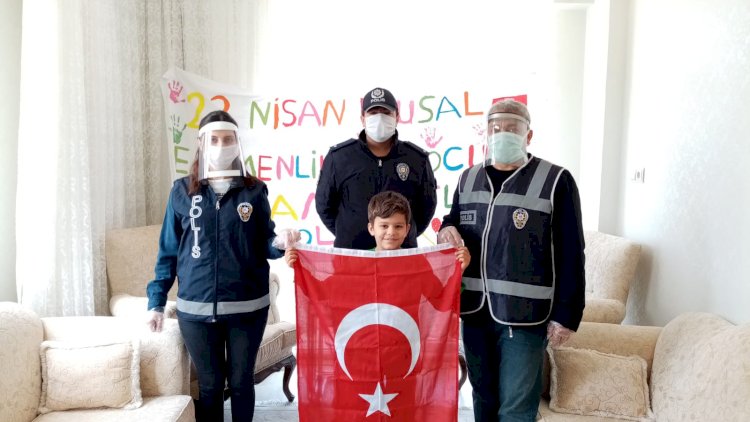 Eyup Eren Türk bayrağı istedi, polis evine getirdi Eyup Eren Türk bayrağı istedi, polis evine getirdi