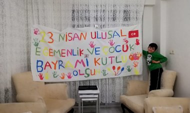 Eyup Eren Türk bayrağı istedi, polis evine getirdi Eyup Eren Türk bayrağı istedi, polis evine getirdi