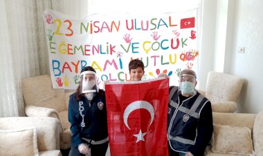 Eyup Eren Türk bayrağı istedi, polis evine getirdi Eyup Eren Türk bayrağı istedi, polis evine getirdi