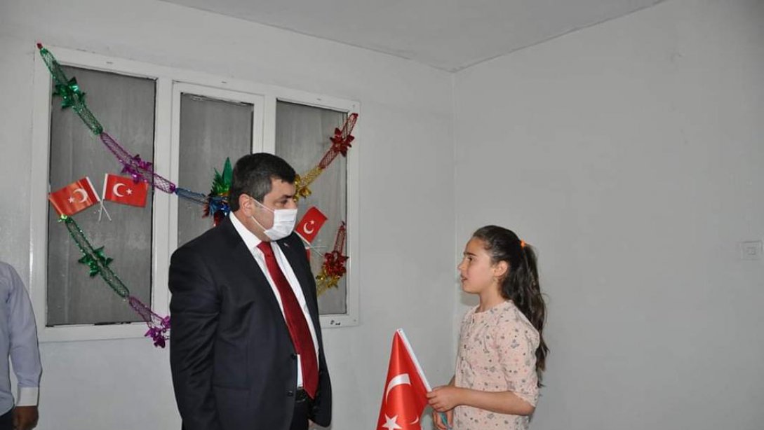 Sayın Kaymakamımız Kemal ŞAHİN Öğrencilerimizi evde ziyaret ederek 23 Nisan Ulusal Eg