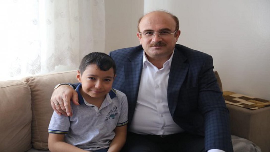 Nizip Belediye Başkanı Mehmet SARI Öğrencilerimizi evde ziyaret ederek 23 Nisan Ulusa