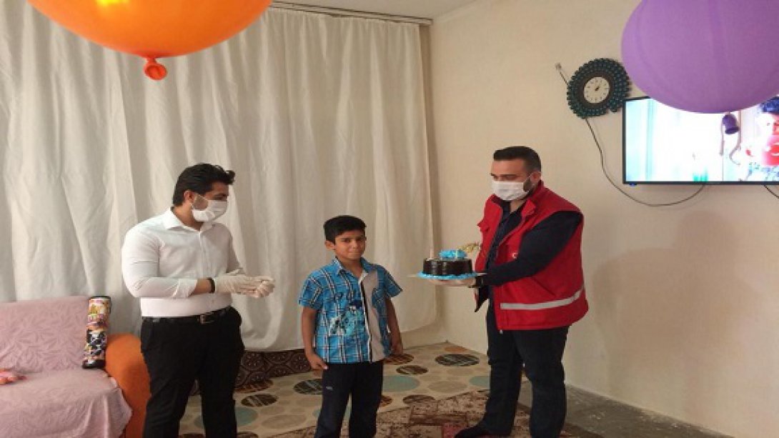 Doğum günü 23 Nisan olan öğrencilerimize bir sürpriz yaparak İlçe Vefa Sosyal Destek 