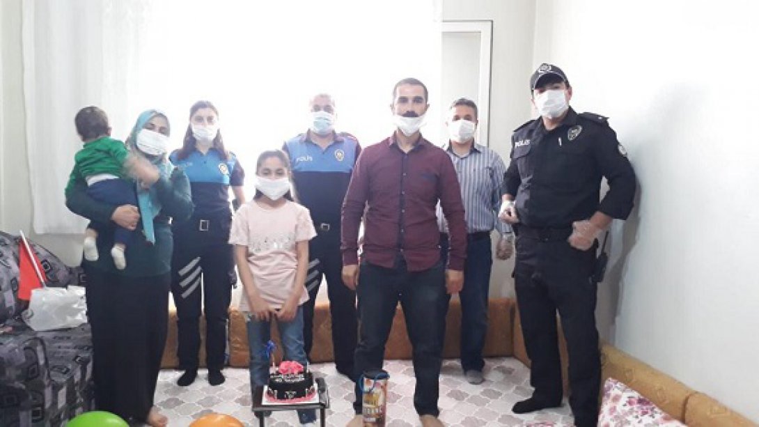 Doğum günü 23 Nisan olan öğrencilerimize  bir sürpriz yaparak İlçe Emniyet Müdürlüğüm