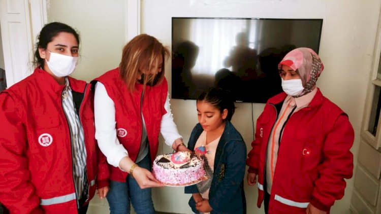 Vefa Sosyal Destek üyelerinden Küçük Adile’ye Doğum günü süprizi Vefa Sosyal Destek üyelerinden Küçük Adile’ye Doğum günü süprizi