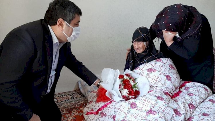 Kaymakam Şahin, 102 yaşındaki Ayşe nineye ziyaret Kaymakam Şahin, 102 yaşındaki Ayşe nineye ziyaret