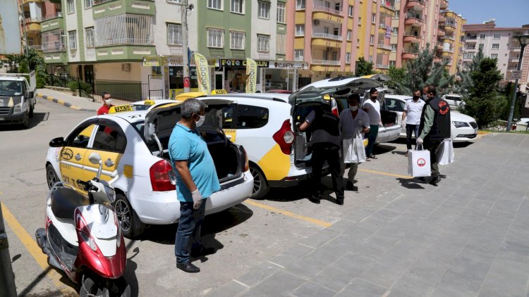 Nizip Belediyesi’nden taksicilere hijyen seti
