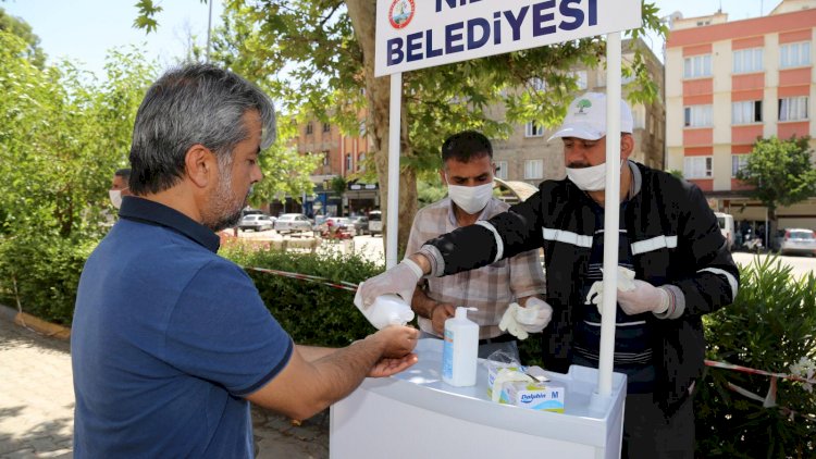 Belediye Başkanı Sarı, maske, sabun ve eldiven dağıttı Belediye Başkanı Sarı, maske, sabun ve eldiven dağıttı