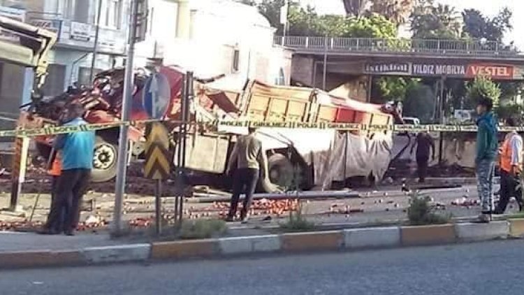Freni boşalan domates yüklü kamyon köprüden uçtu Freni boşalan domates yüklü kamyon köprüden uçtu