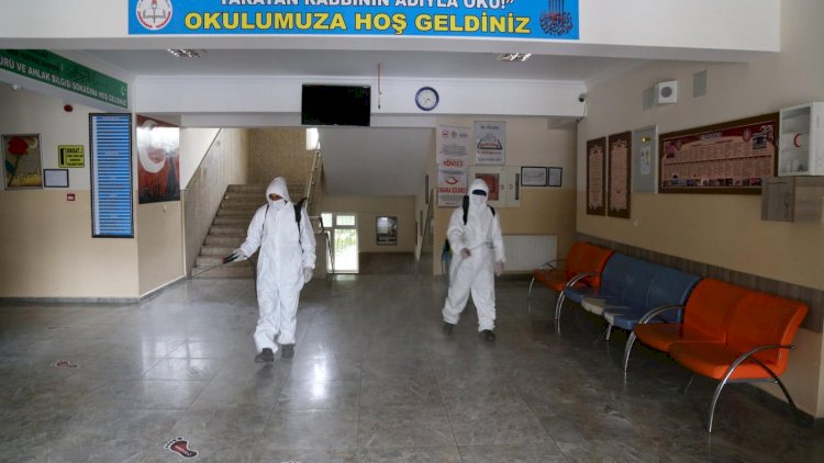 Belediye ekipleri okulları dezenfekte ediyor Belediye ekipleri okulları dezenfekte ediyor