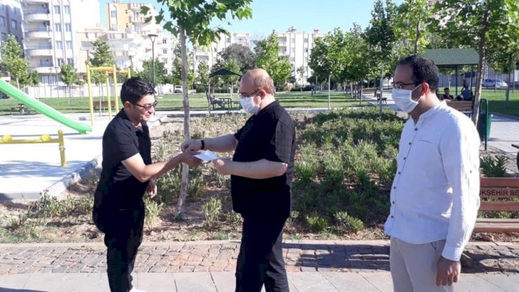 Belediye Başkanı Sarı, vatandaşlara maske dağıttı Belediye Başkanı Sarı, vatandaşlara maske dağıttı