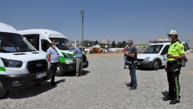 Nizip polisi sosyal mesafe ve maske takma uyarısında bulundu. 