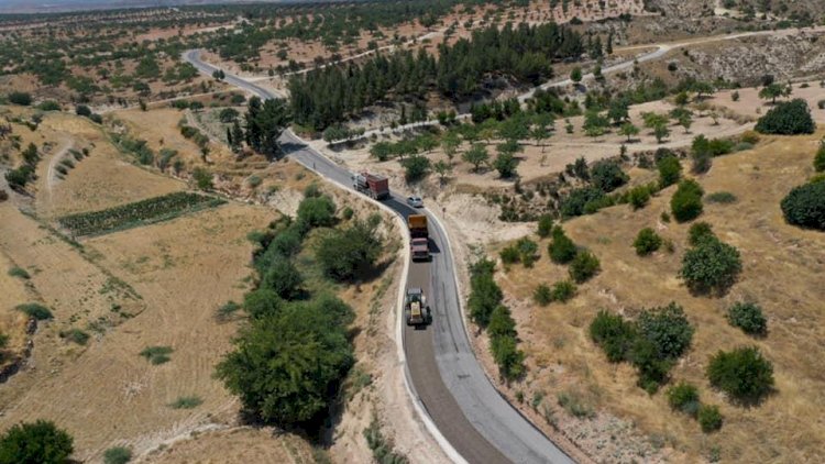 Nizip’te yol onarım ve sathi kaplama çalışması