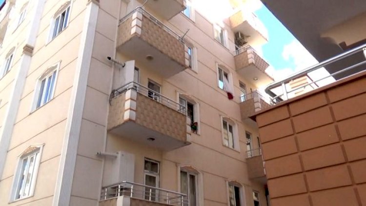 Nizip’te Evde kilitli kalan ikizler mahalleli ve itfaiyeyi alarma geçirdi