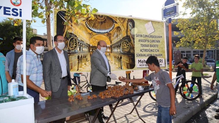 Belediye Başkanı Sarı, Ayasofya'nın ibadete açılması nedeniyle tatlı dağıttı Belediye Başkanı Sarı, Ayasofya'nın ibadete açılması nedeniyle tatlı dağıttı