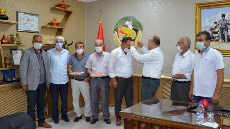 Nizip ticaret borsasi yilin ilk kirmizi fistiğini ödüllendirdi Nizip ticaret borsasi yilin ilk kirmizi fistiğini ödüllendirdi