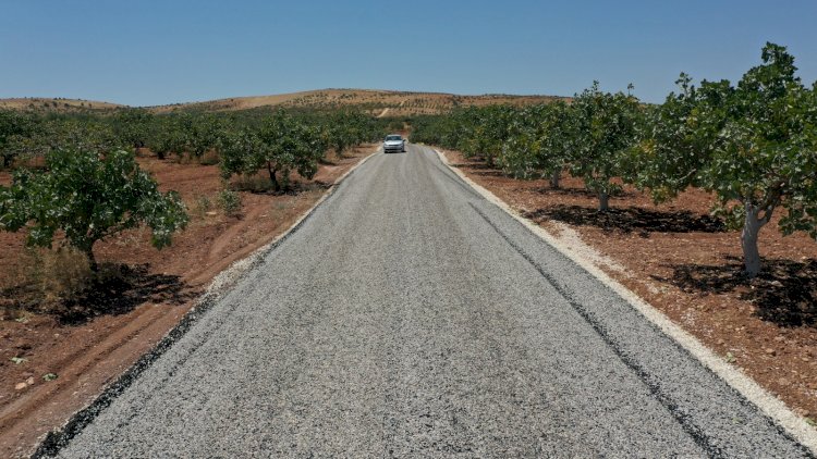 Kırsal mahalle yollarında sathi kaplama asfalt çalışmaları devam ediyor